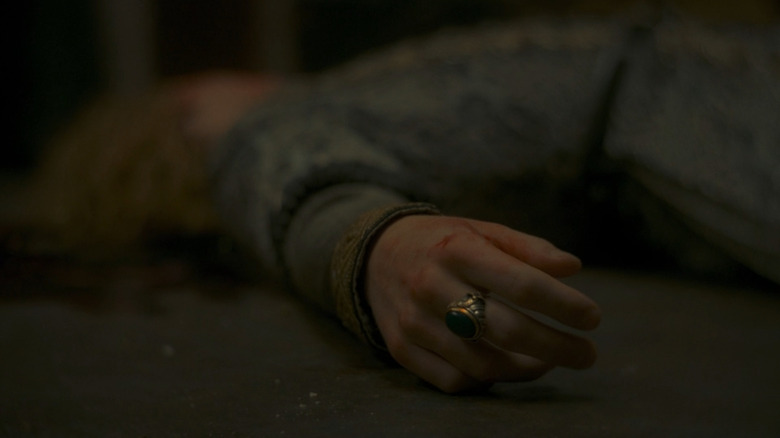 Laenor notices Joffrey's ring after Joffrey is beaten to death
