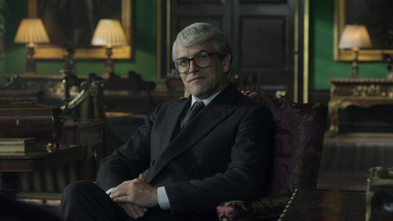 John Major talking to Elizabeth in The Crown 