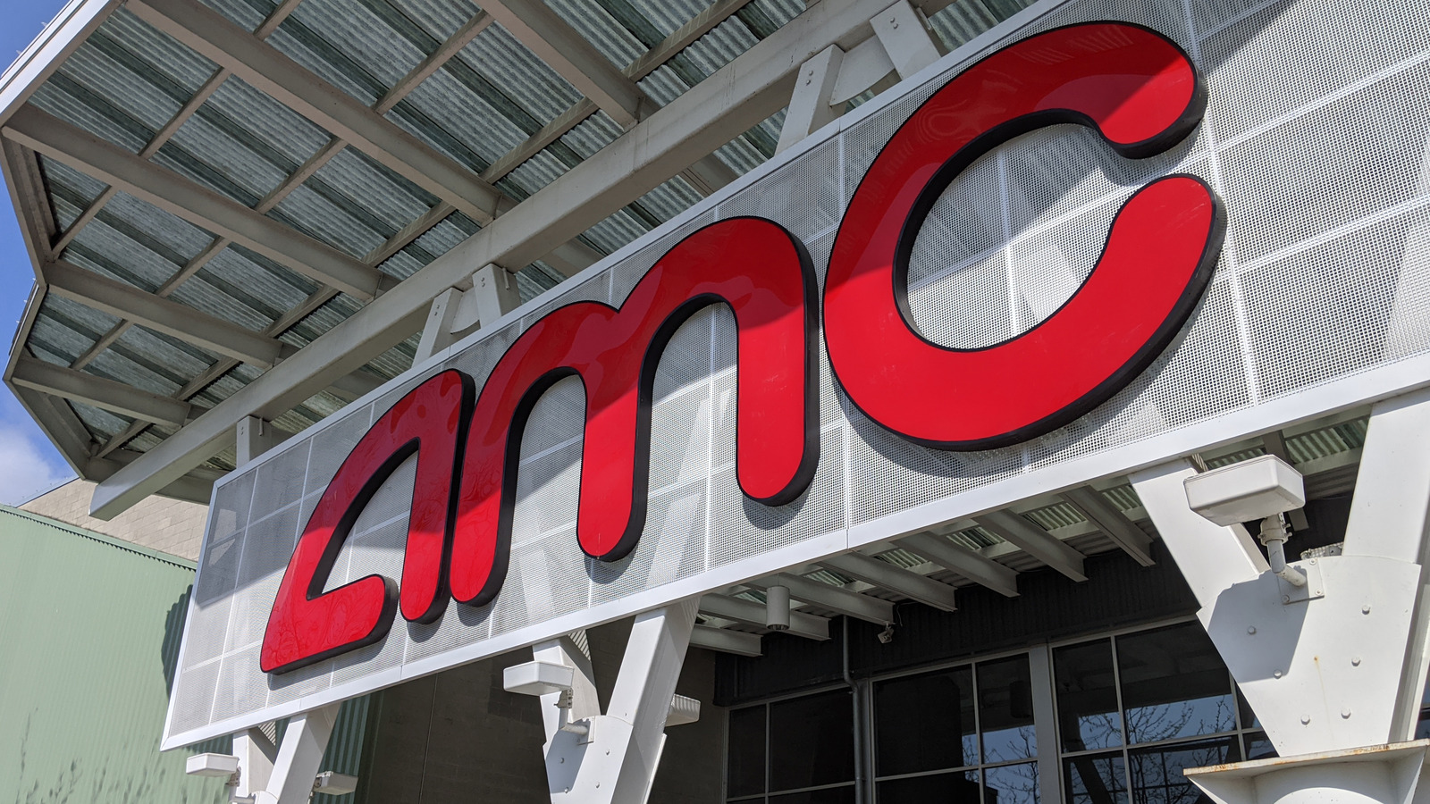how-amc-theaters-absolutely-dominated-cinemark-in-2022