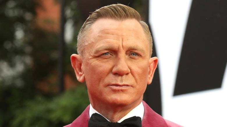 Daniel Craig posing