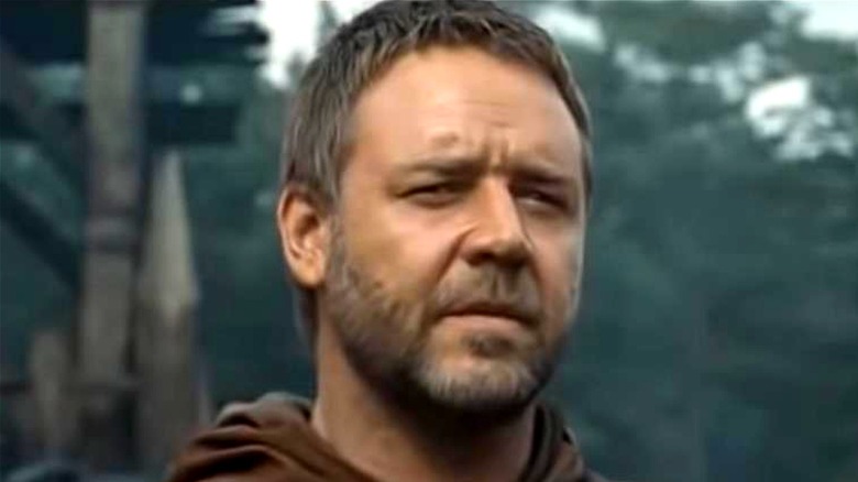 Russell Crowe standing in Robin Hood