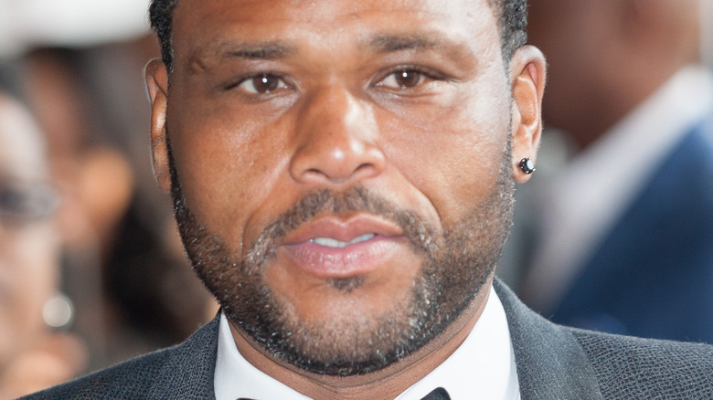 Anthony Anderson posing for pictures