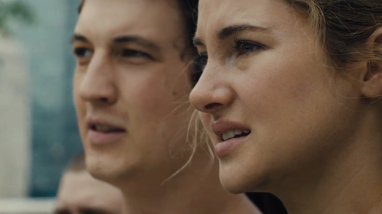 Peter and Tris looking out over Chicago in 