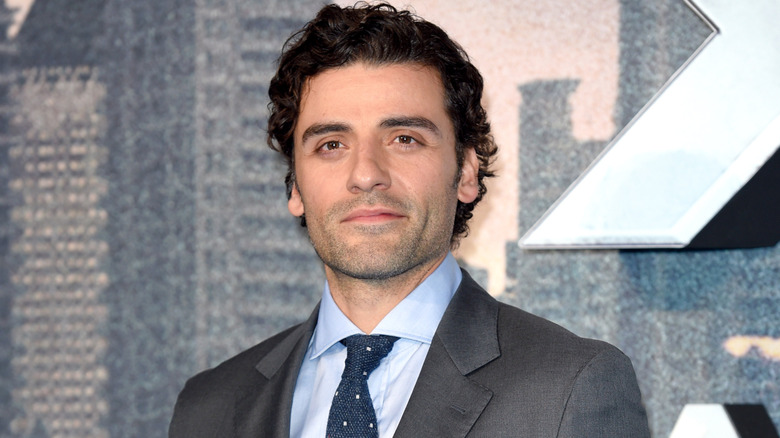 Oscar Isaac posing at a Global Fan Screening of "X-Men Apocalypse" in 2016