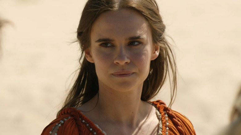 Ema Horvath as Eärien