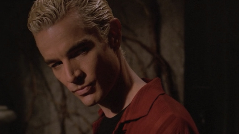 Spike mirant a Buffy