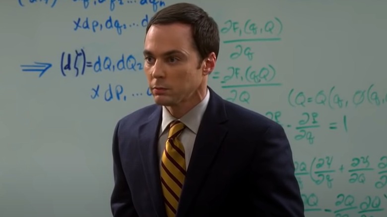  Sheldon sembla boig davant de la pissarra blanca
