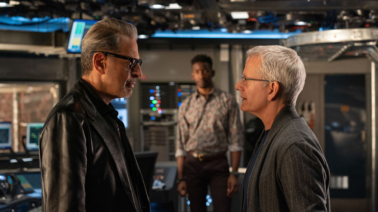 Ian Malcolm (Jeff Goldblum) and Lewis Dodgson (Campbell Scott) talking in Jurassic World Dominion (2022)