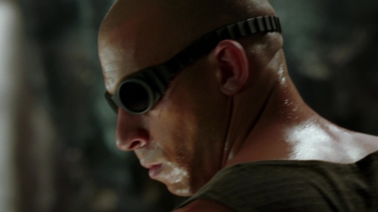 Riddick looking over his shoulder in Chronicles of Riddick (2004)