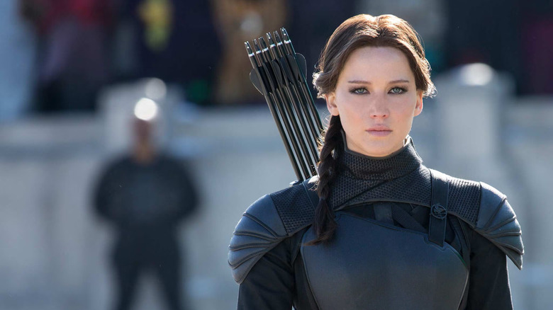 Katniss with a quiver of arrows in her back in The Hunger Games: Mockingjay – Part 2
