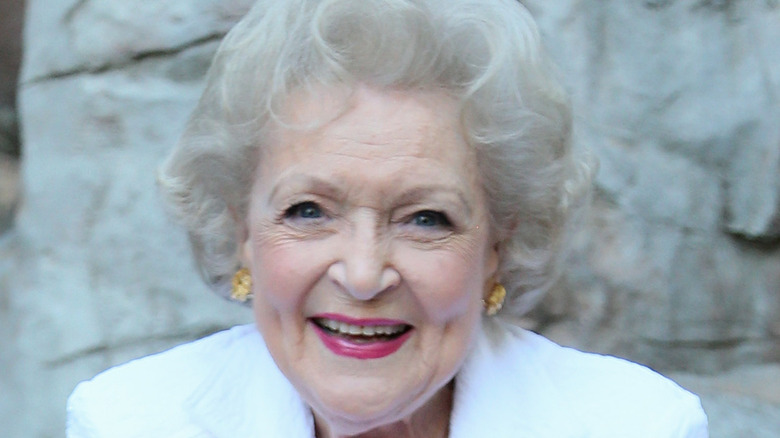 Betty White tells a story in The Golden Girls