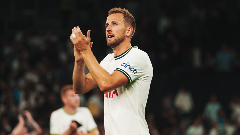 Harry Kane clapping