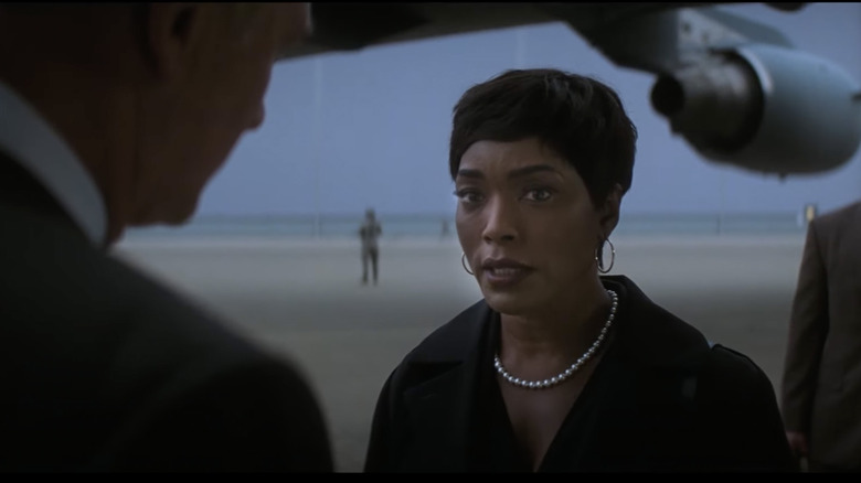 Angela Bassett speaking to Alec Baldwin in Fallout