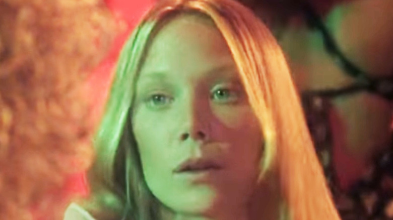 Sissy Spacek as Carrie talking