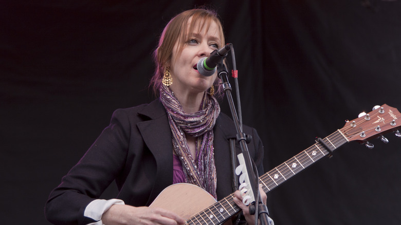 Suznne Vega with guitar