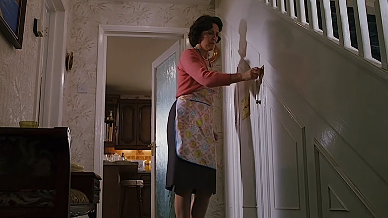 Petunia Dursley knocking