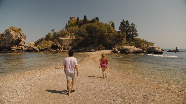 Ethan Spiller and Daphne on the beach in The White Lotus