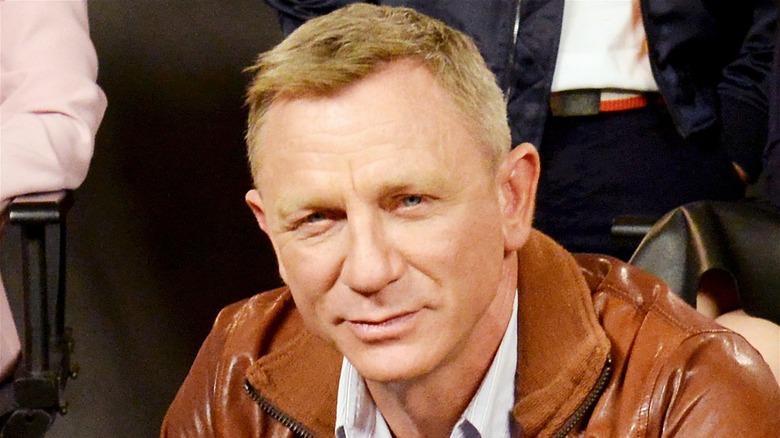 Daniel Craig posing