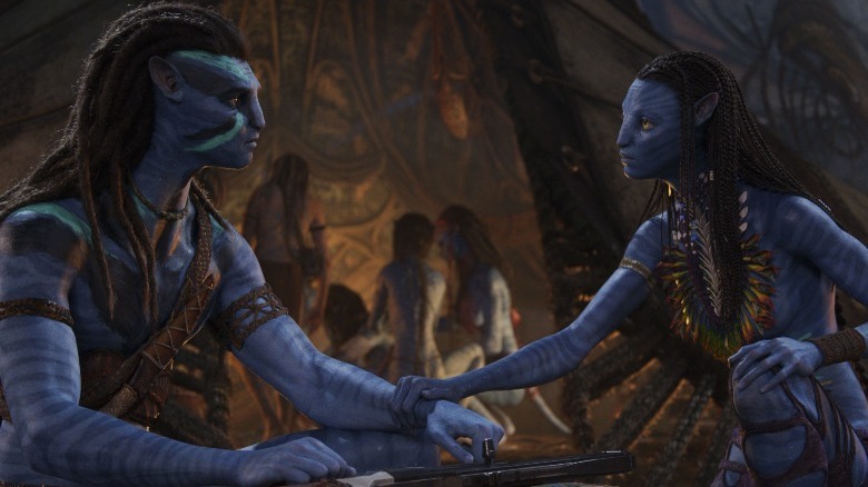 Jake and Neytiri holding hands
