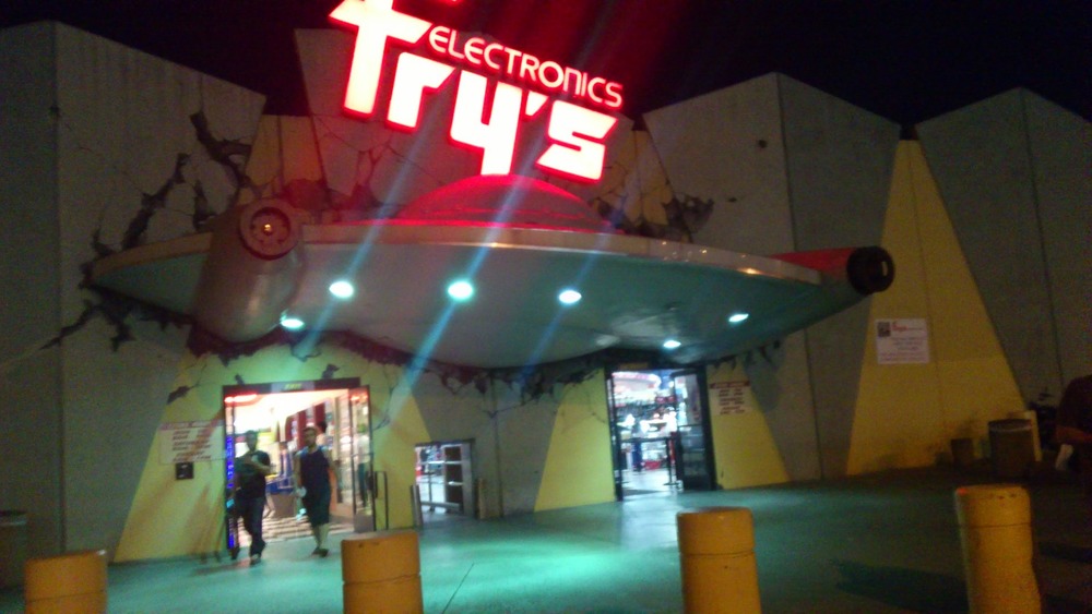 Fry's Electronics exterior