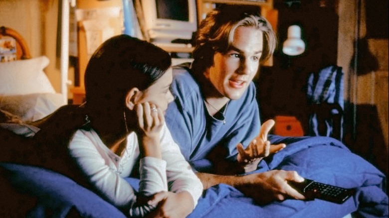 Joey and Dawson on a bed watching TV on Dawson's Creek