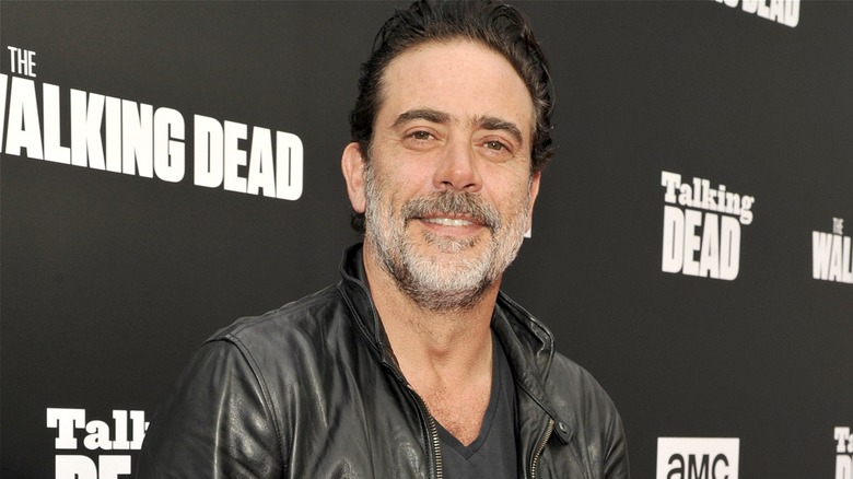 Jeffrey Dean Morgan posing at the premiere of 