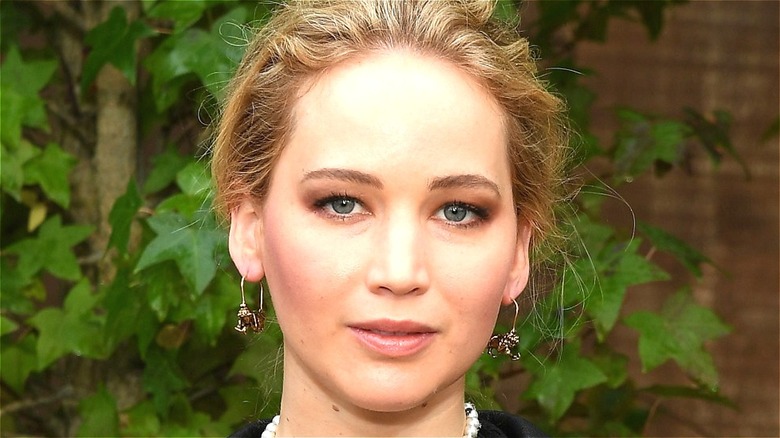 Jennifer Lawrence posing for photographers 