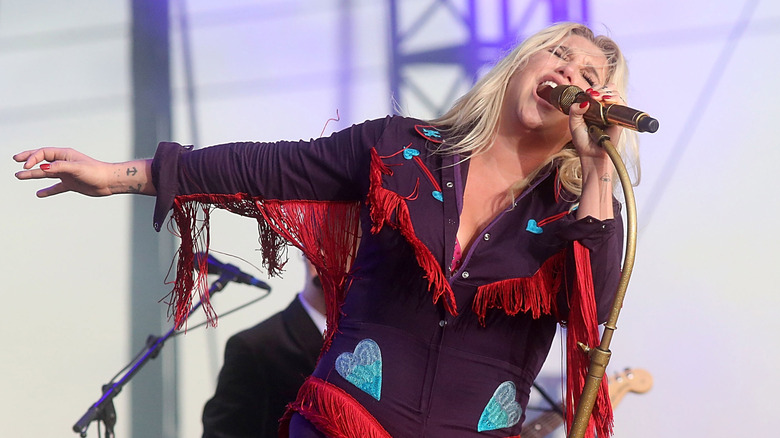 Ke$ha sings