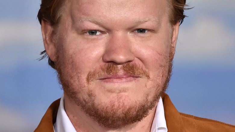 Jesse Plemons posing for picture at a gala 