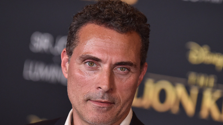 Rufus Sewell ciddi görünüyor