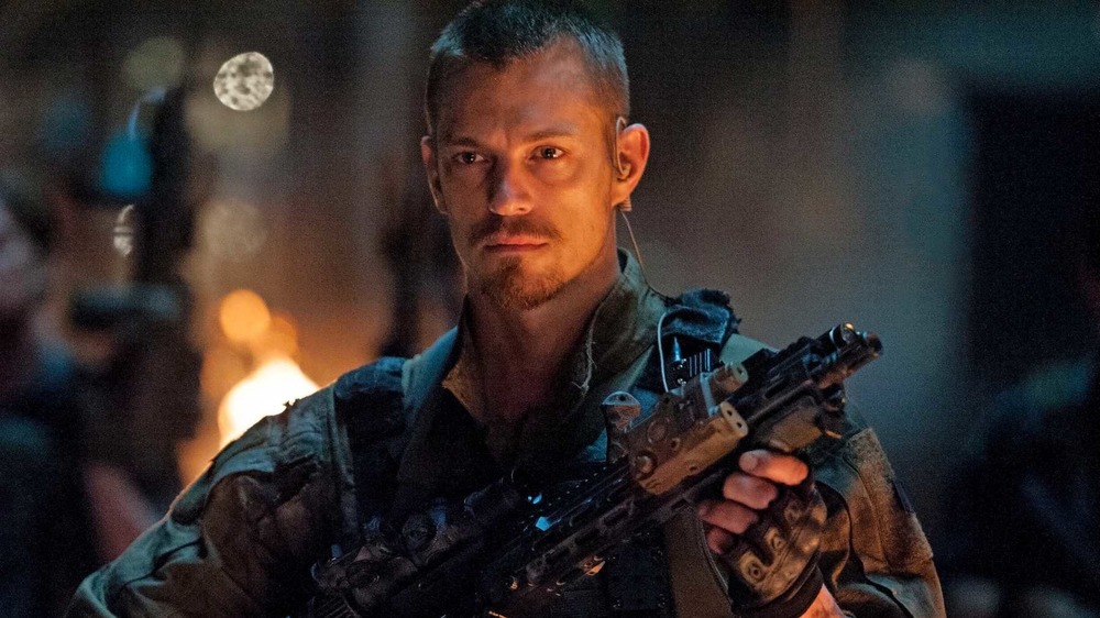 Joel Kinnaman as Rick Flag holding a gun in Suicide Squad