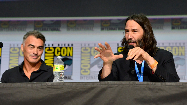 Keanu Reeves and Chad Stahelski sitting together