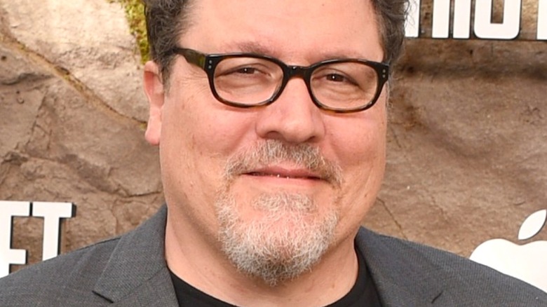 Jon Favreau posing for cameras on a red carpet