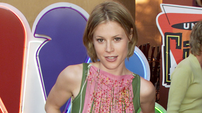 Julie Bowen posing at NBC's party held for the Television Critics Association (2000)