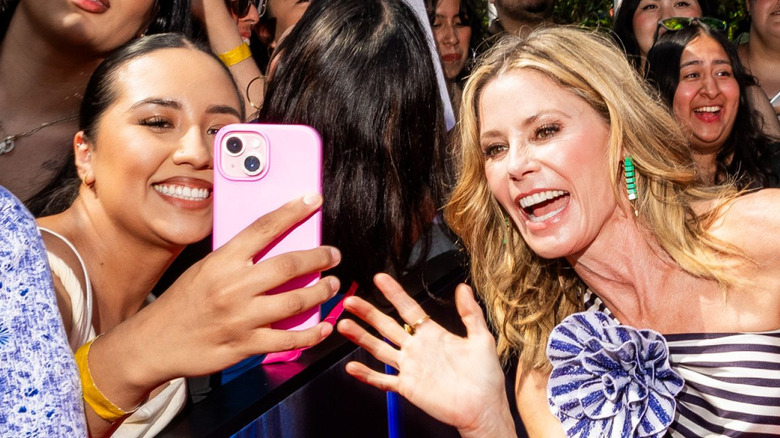 Julie Bowen taking a selfie with a fan
