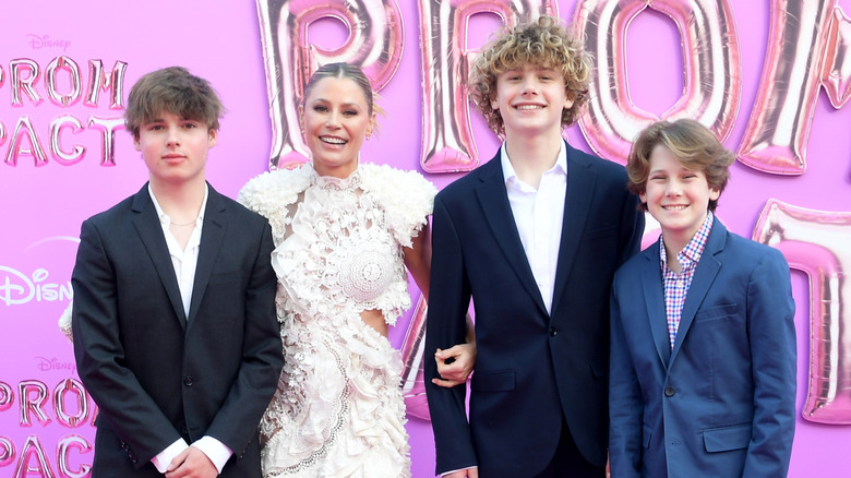 Julie Bowen with her kids at an event