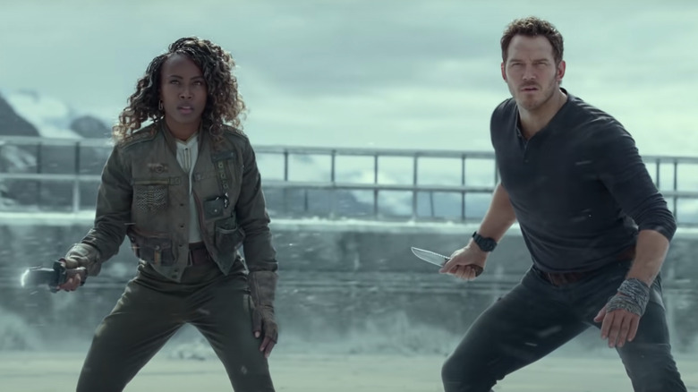  DeWanda Wise i Chris Pratt posant amb ganivets a Jurassic World Dominion