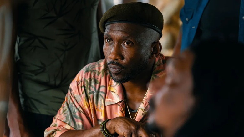 Duncan listens to the plan in "Jurassic World Rebirth" (2025)
