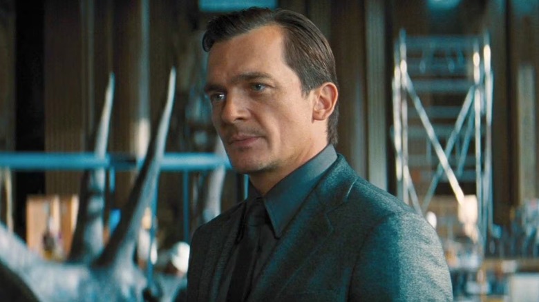 Martin Krebs makes an offer in a museum in "Jurassic World Rebirth" (2025)