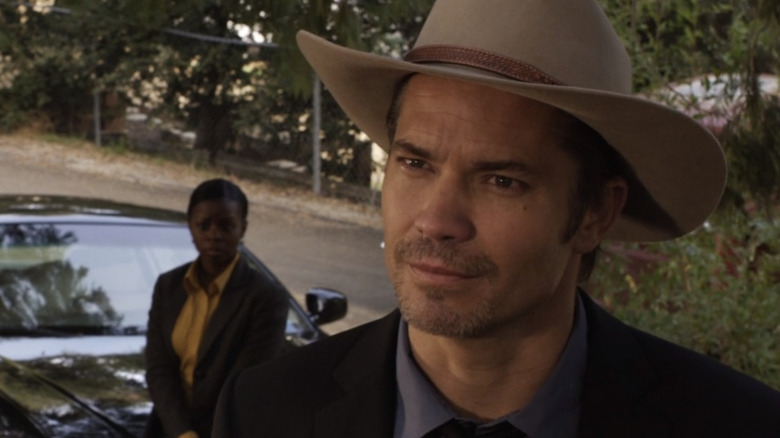 Raylan wears cowboy hat outside 