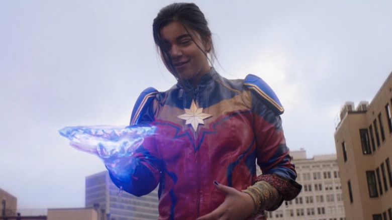 Kamala Khan somrient creant una llum dura