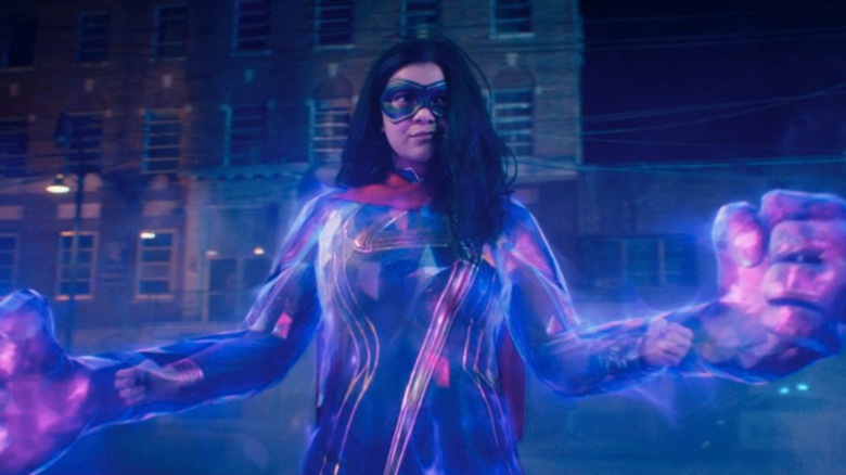 La senyora Marvel amb les mans embiggened