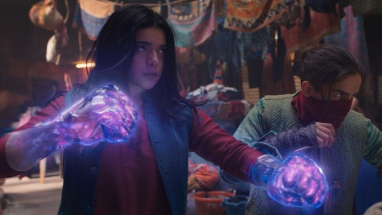 Kamala Khan amb els punys aixecats