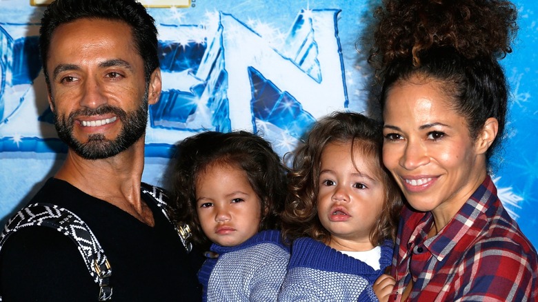 Kamar de los Reyes and Sherri Saum holding their twins