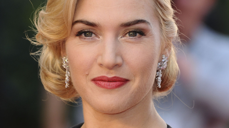 Kate Winslet red lipstick earrings