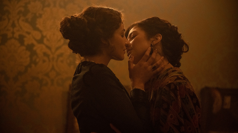 Kate kissing Abby's sister in Walker Independence