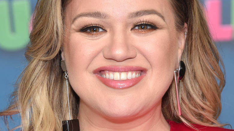 Kelly Clarkson smiling