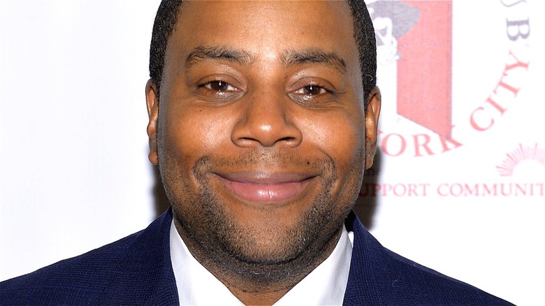 Kenan Thompson smiling for photos