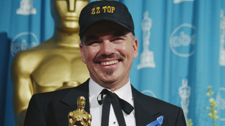 Billy Bob Thornton smiling and holding an Oscar
