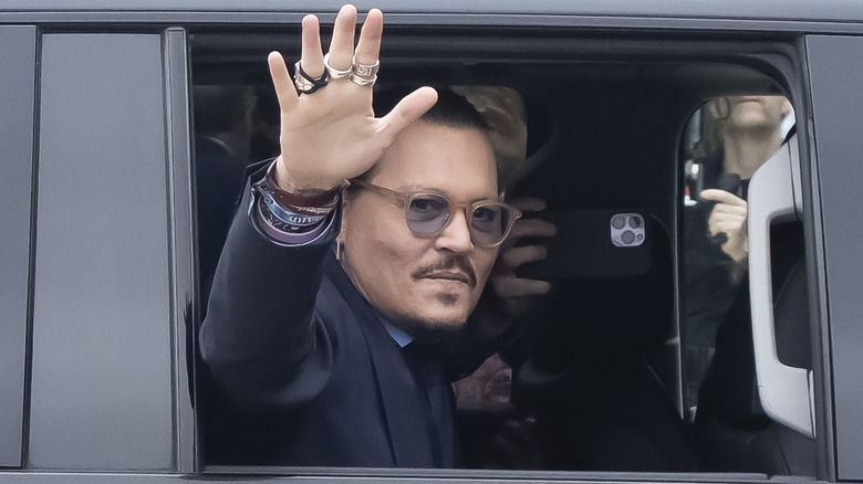Johnny Depp saludant
